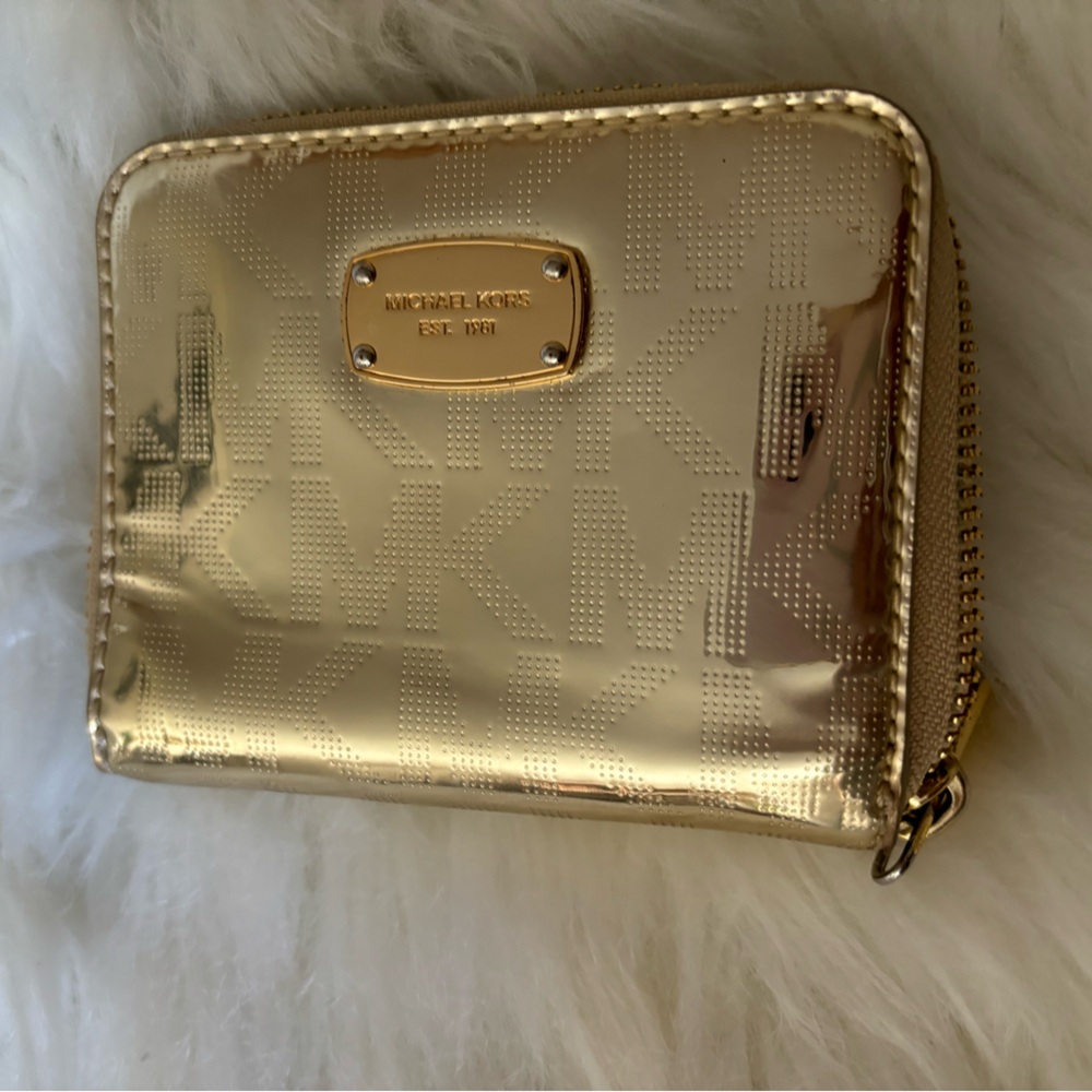 Michael Kors gold zip around wallet 🥰